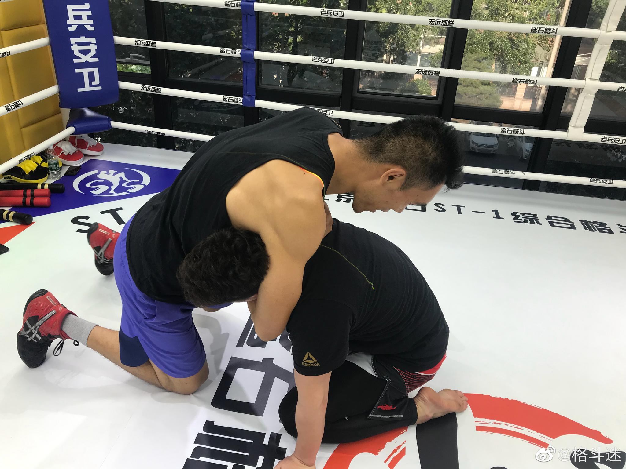 ufc轻重量级选手胡耀宗与两米重量级巨人拳手董泰山交流锁技心得
