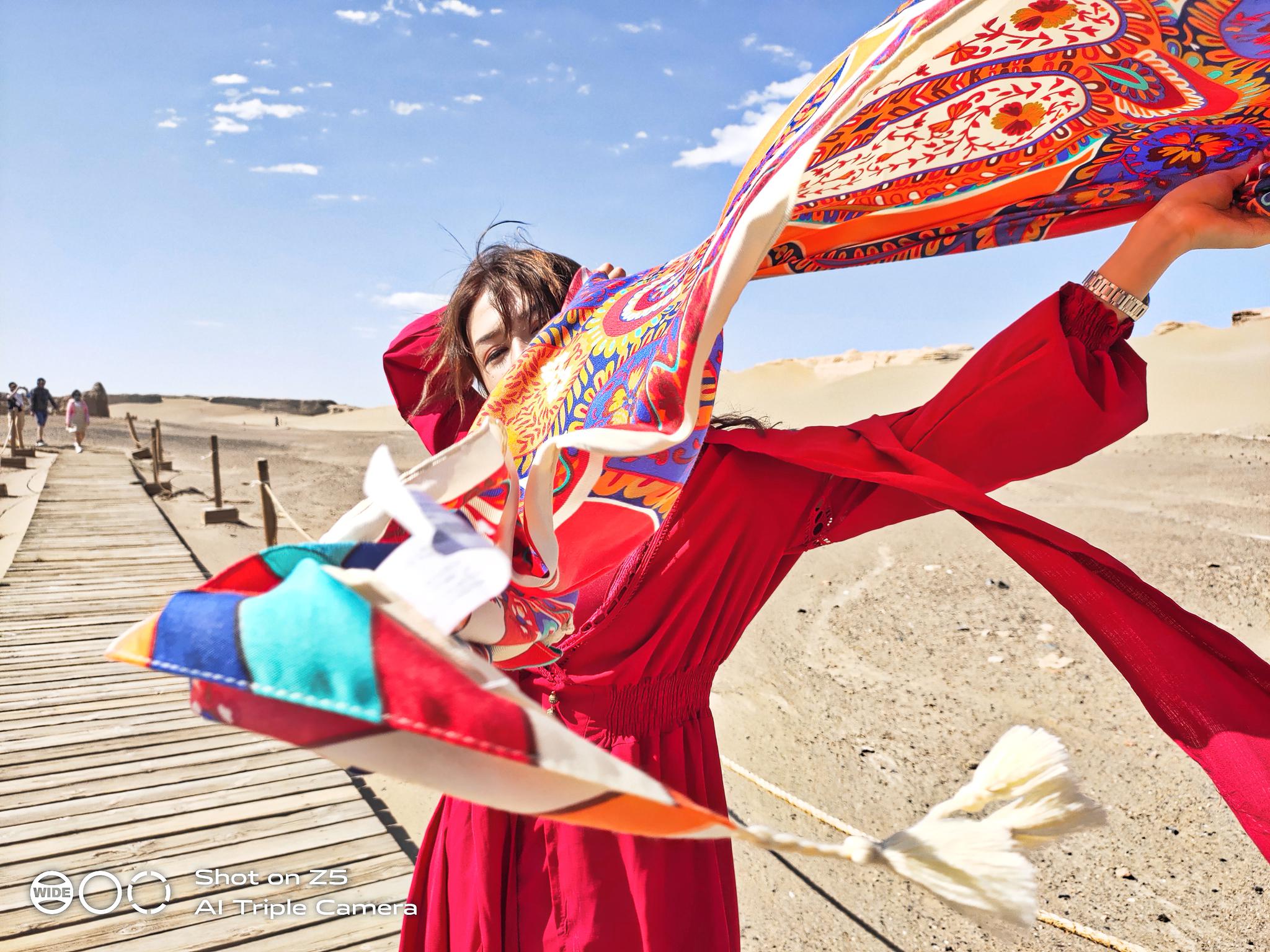 拍摄哈密夜景在大漠胡杨等火流星告诉美女自拍技巧