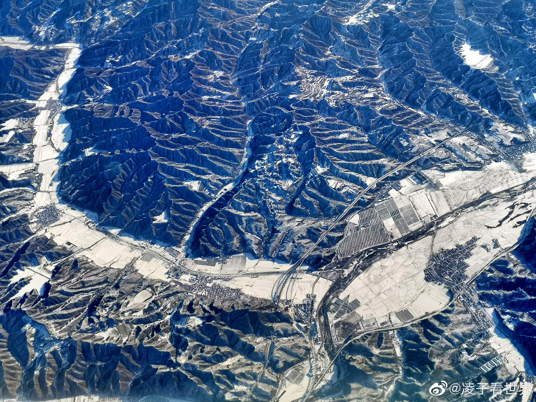 航拍落雪的山脈,是不是非常清晰非常美,有白雪,山就有了層次