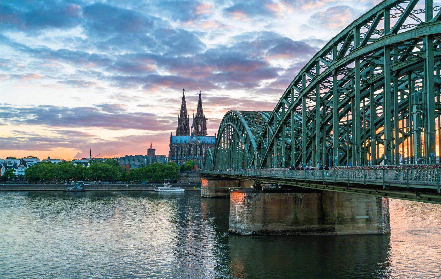 德国科隆霍恩佐伦大桥丨科隆人相信在桥上挂一个锁将钥匙丢进河里