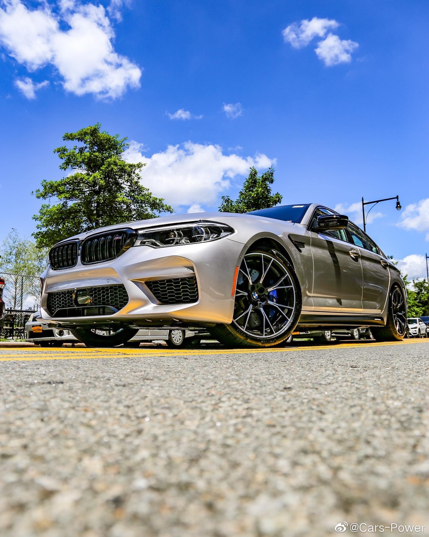 纽约盛夏阳光稀有香槟金宝马m5竞速版曼哈顿下城游荡