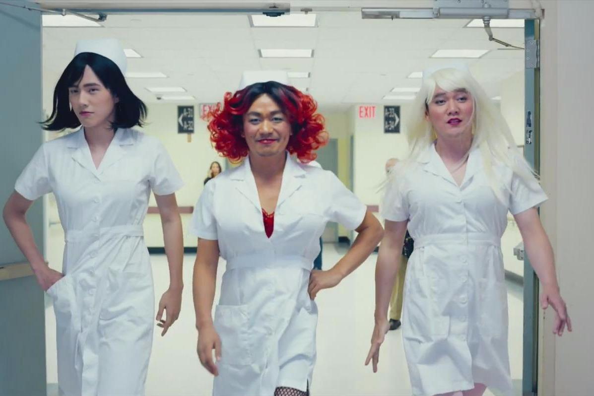 上映还不到半天,他和王宝强,刘昊然的"3 slay ladies"瞬间登上微博热