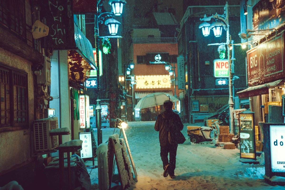 城市边缘的卖身小旅馆 暗巷霓虹下的生存悖论解析与解读