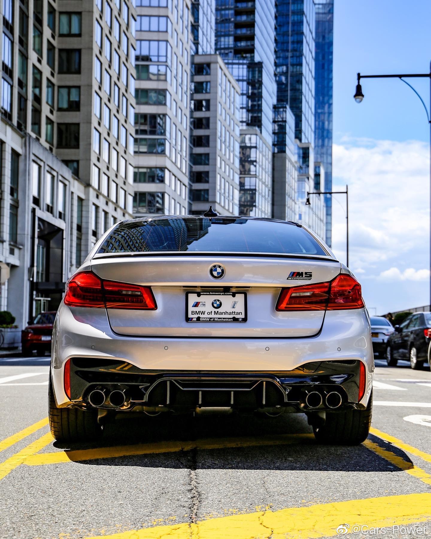 纽约盛夏阳光稀有香槟金宝马m5竞速版曼哈顿下城游荡