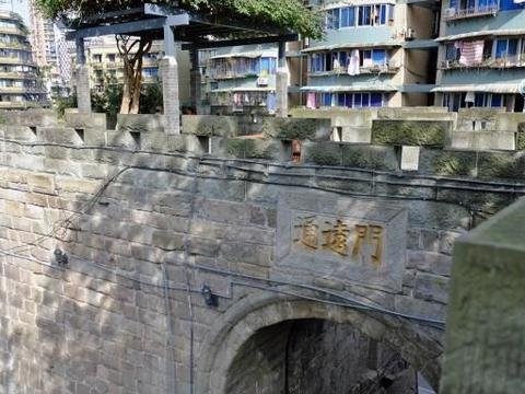 感受最真实的重庆生活,藏身通远门的鼓楼巷,一直如此美好|历史文化街区|城墙_新浪新闻