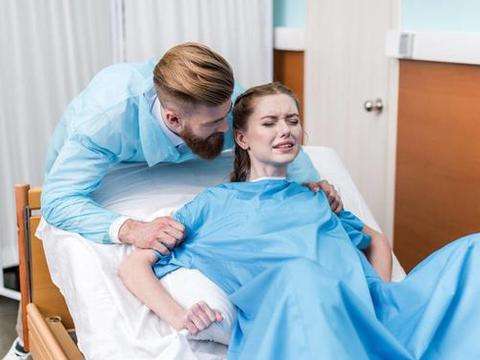 包文婧生孩子,包贝尔全程陪产,温柔的泪光里包含着对妻子的爱!