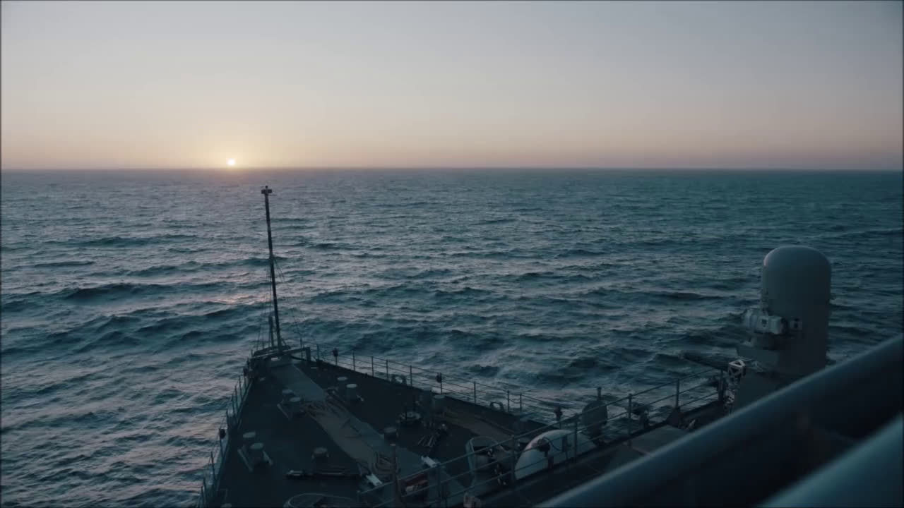 现场视频:美舰擅闯南海岛礁不成被兰州舰逼转