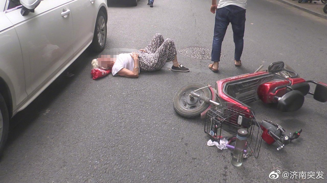 济南八旬老太过马路被电动车撞倒全身多处骨折骑电车小伙喊冤