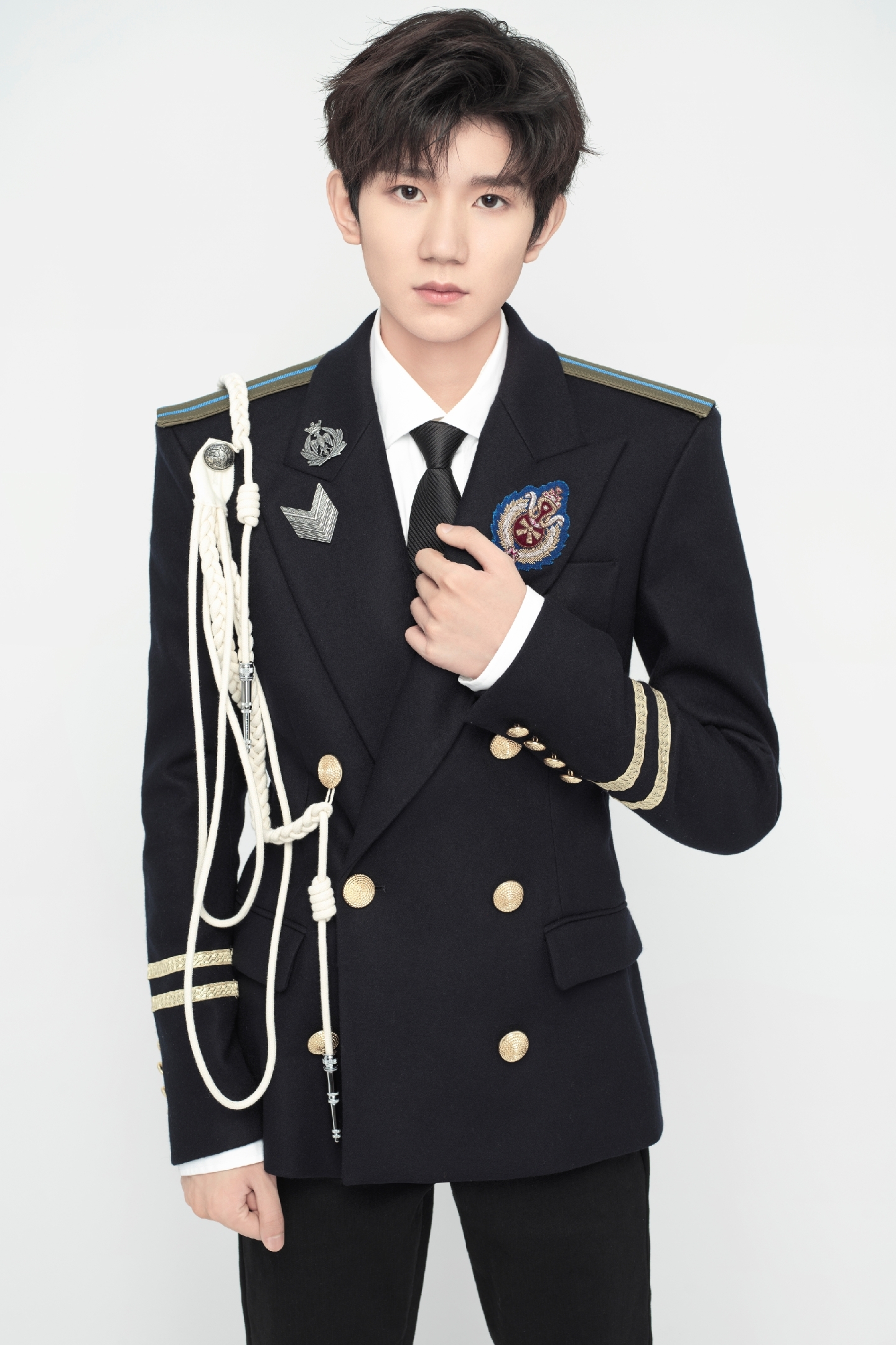 TFBOYS全新写真《制服》王源单人cut,六年逆光飞翔,十年磨成一剑|TFBOYS|王源|制服_新浪新闻