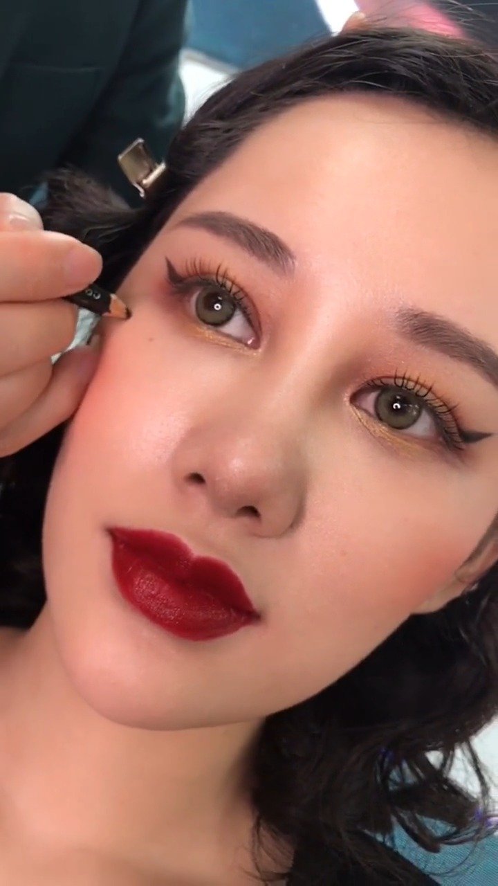 想知道怎么点一颗美人痣吗 :香香造型