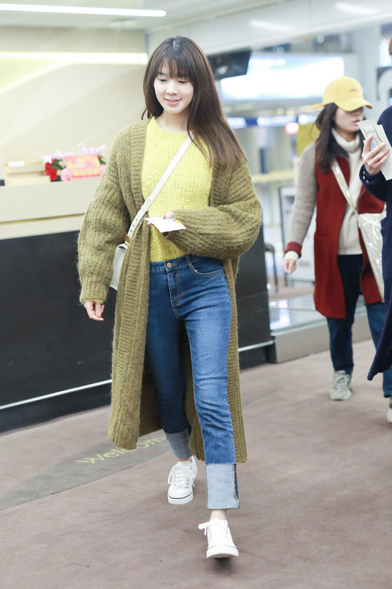 陈瑶素颜走机场,针织外套配毛衣,25岁身材臃肿似"大妈"