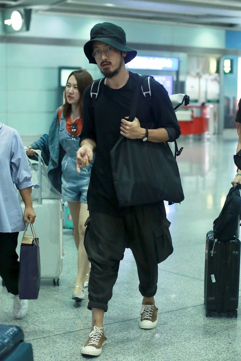 王传君再度放飞自我!穿棉服背布包沧桑深沉,卷发好像"犀利哥"