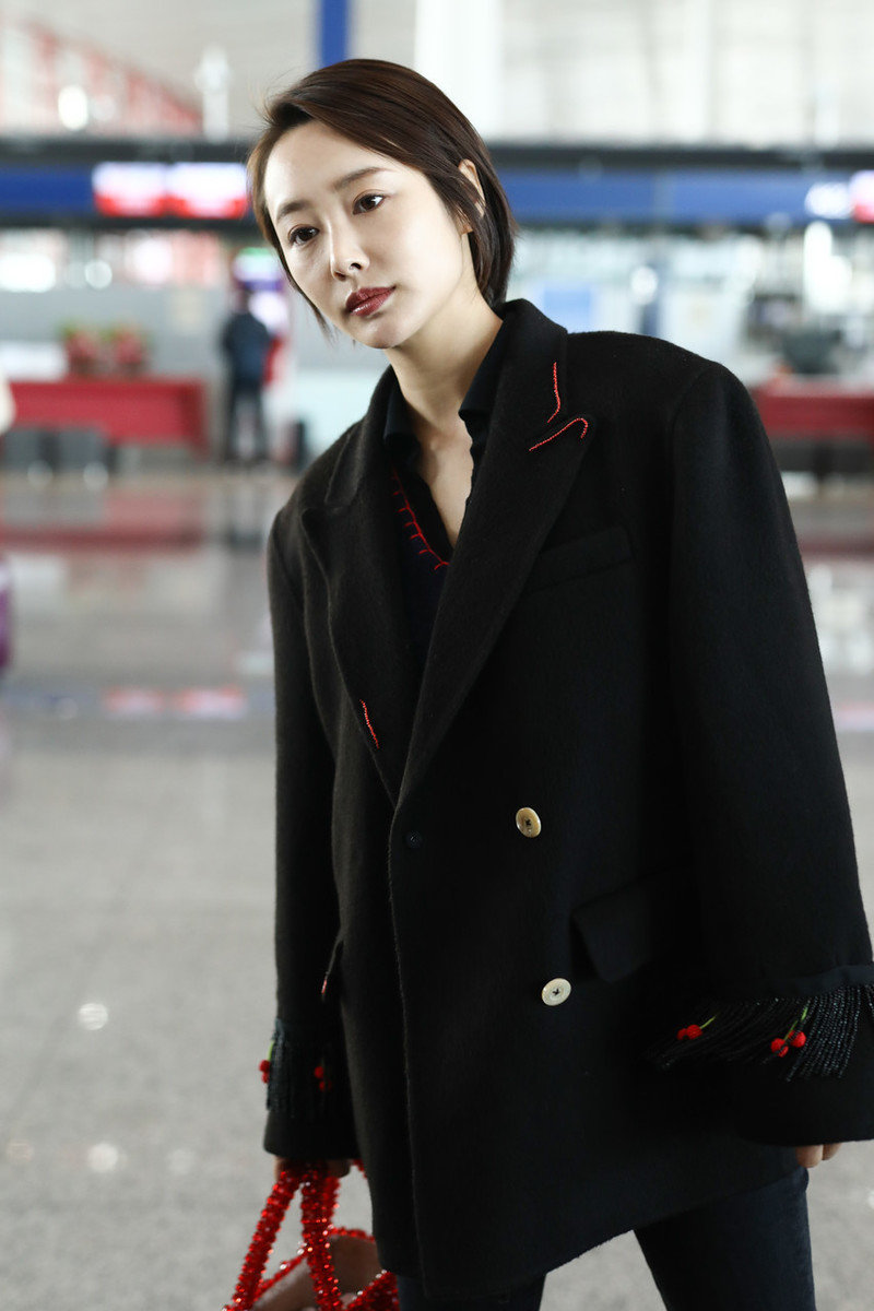 李纯穿oversized西装走机场樱桃装饰配流苏混搭风时尚又大气