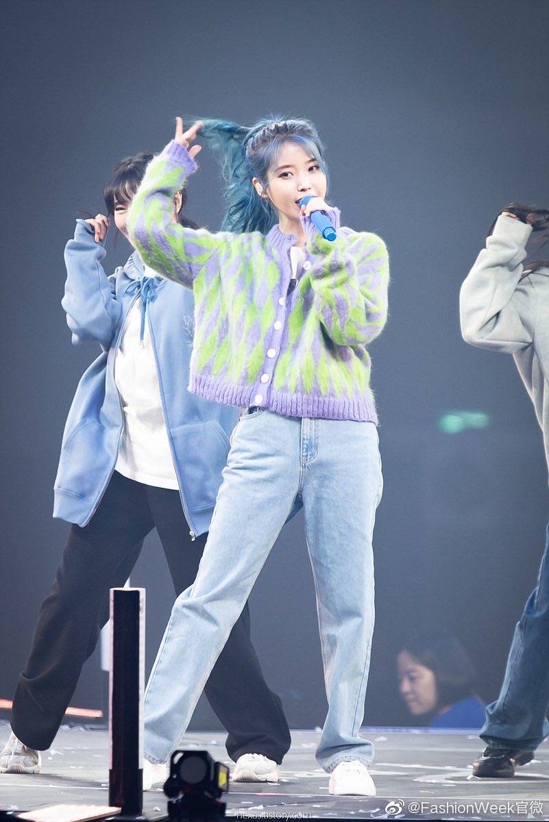 iu李知恩|演唱会上身穿波谱彩色菱格毛衣_高清图集_新浪网
