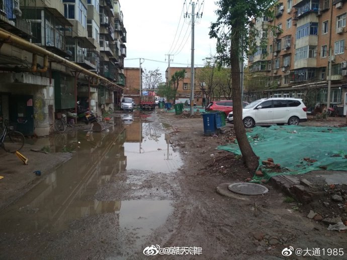 网友@大通1985 爆料:东丽区驯海路信号厂居民楼常年下雨积水