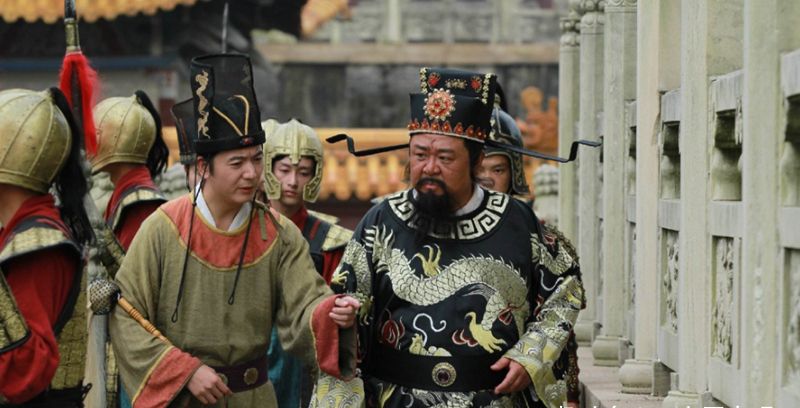 大臣迟到惹怒皇帝,大臣:喝酒耽误了!皇帝转怒为喜
