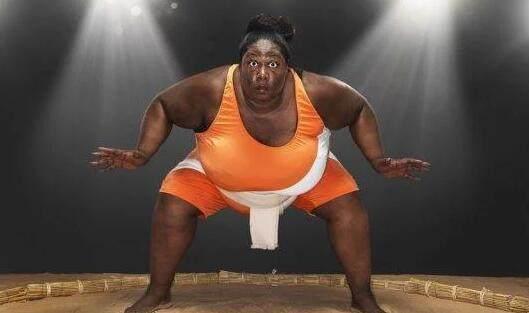 英国400斤女子相扑手,出900万征婚,结果却因怕被压扁没人敢娶