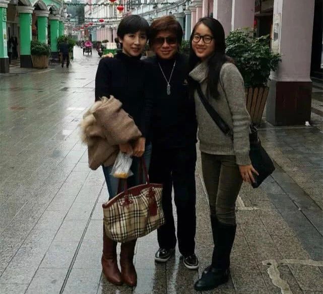 70岁梁小龙闹出轨乌龙小20岁现任太太颜值高和前妻早已断联系