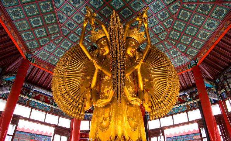 开封大相国寺八角琉璃殿内的密宗千手观音,心里明白道理,真能付诸行动