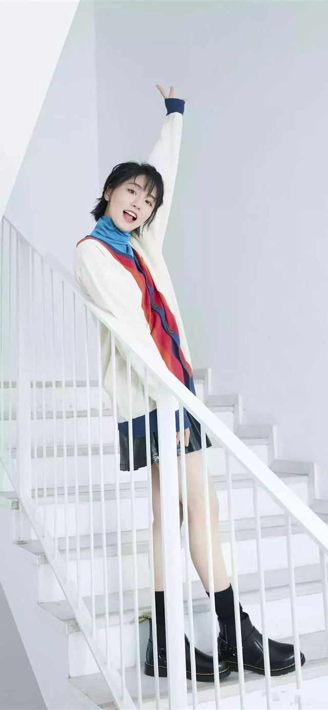 《爱情公寓5》当大力穿吊带裙上挖掘机,才知道张伟为啥喜欢她!