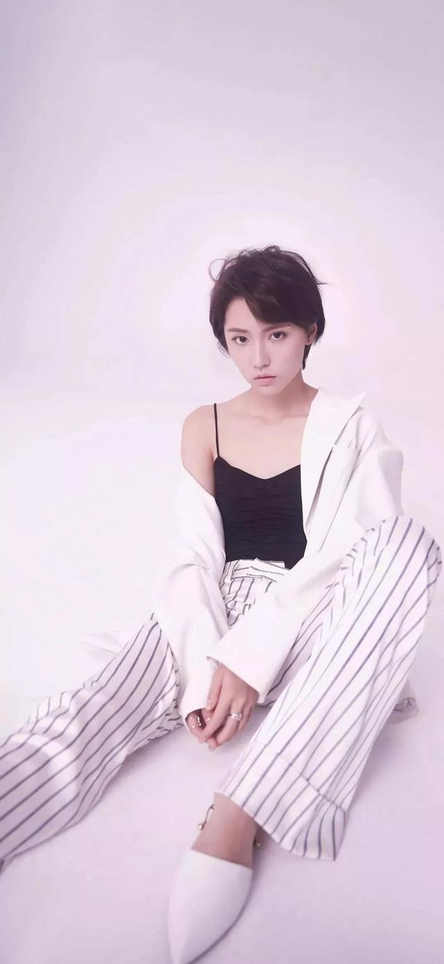 《爱情公寓5》当大力穿吊带裙上挖掘机,才知道张伟为啥喜欢她!