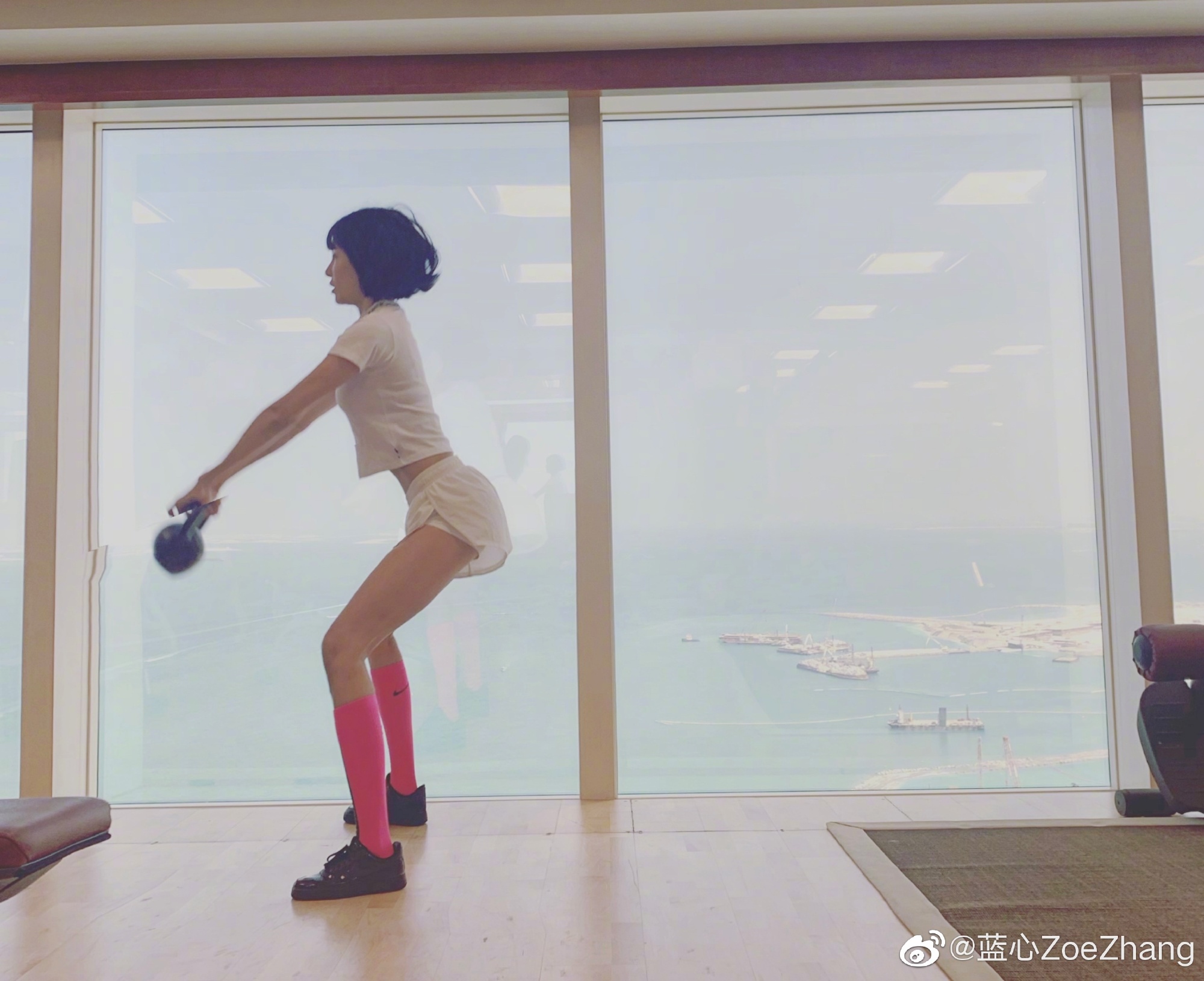 张蓝心一展豹纹泳装性感又高级变身气质美型娘