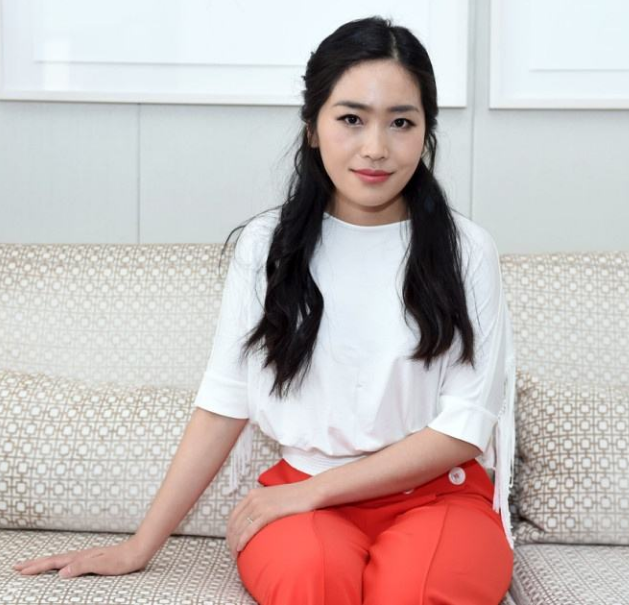 张艺谋大女儿东山再起,嫁老外被家暴后离婚,今被现任宠成公主