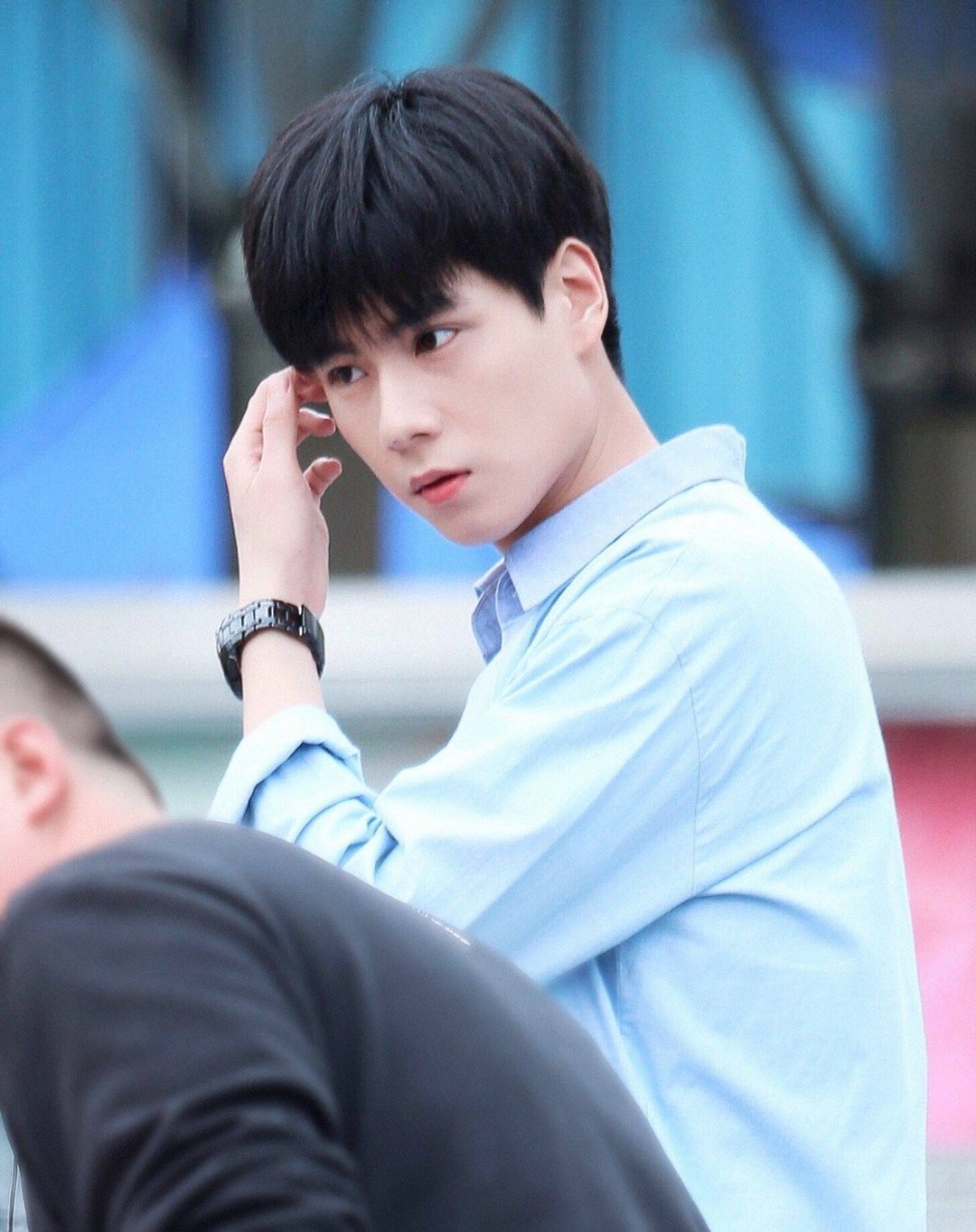 胡一天身穿白色校服,非常的阳光帅气