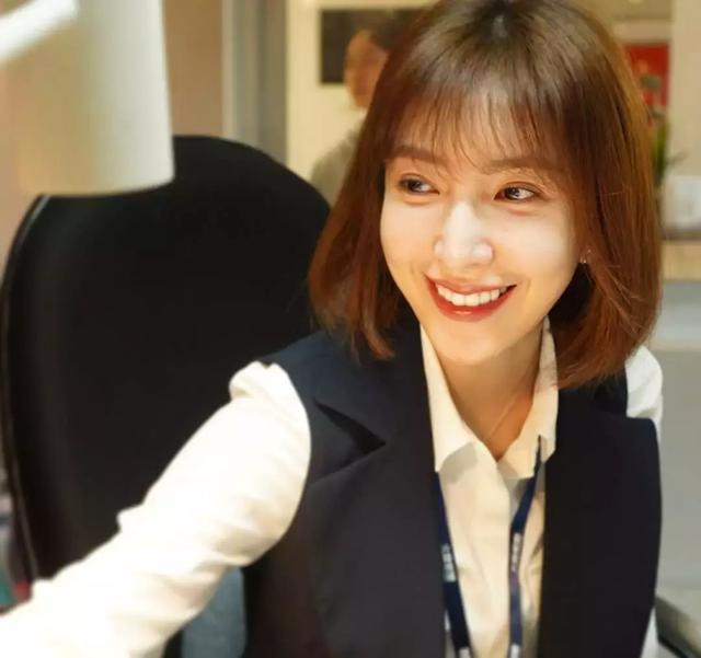 败犬女王女主杨谨华宣布结婚老公眼角纹明显看起来年纪大