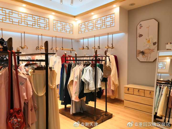 天津开了一家"重回汉唐汉服店",就在鼓楼