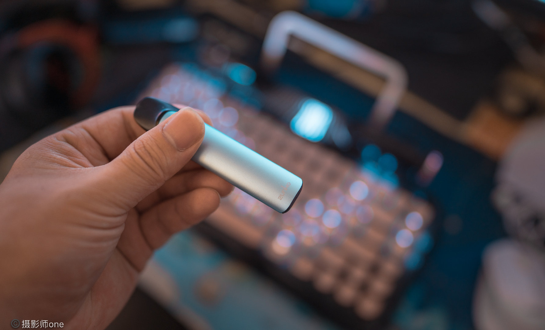 生活中也有一些朋友,包括女性朋友抽烟,我的建议是少抽,或者换电子烟