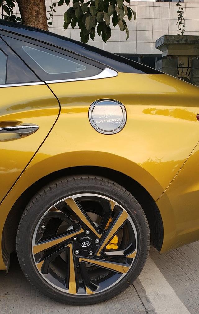 全国首提流沙金现代菲斯塔,车主:路人说前脸像鲇鱼,褒贬不一