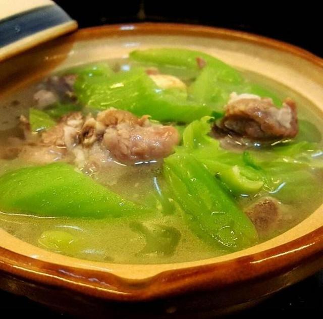 砂锅咸骨芥菜煲,咸香的猪骨配上甘凉的芥菜,肥而不腻,非常下饭