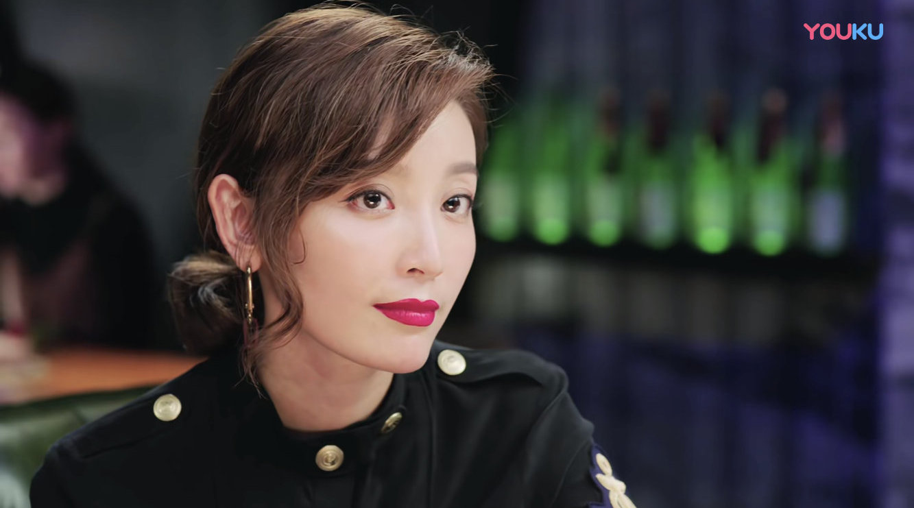 哈哈哈哈哈,@高晓菲sophie 到处"蹭酒"这交际能力服了服了