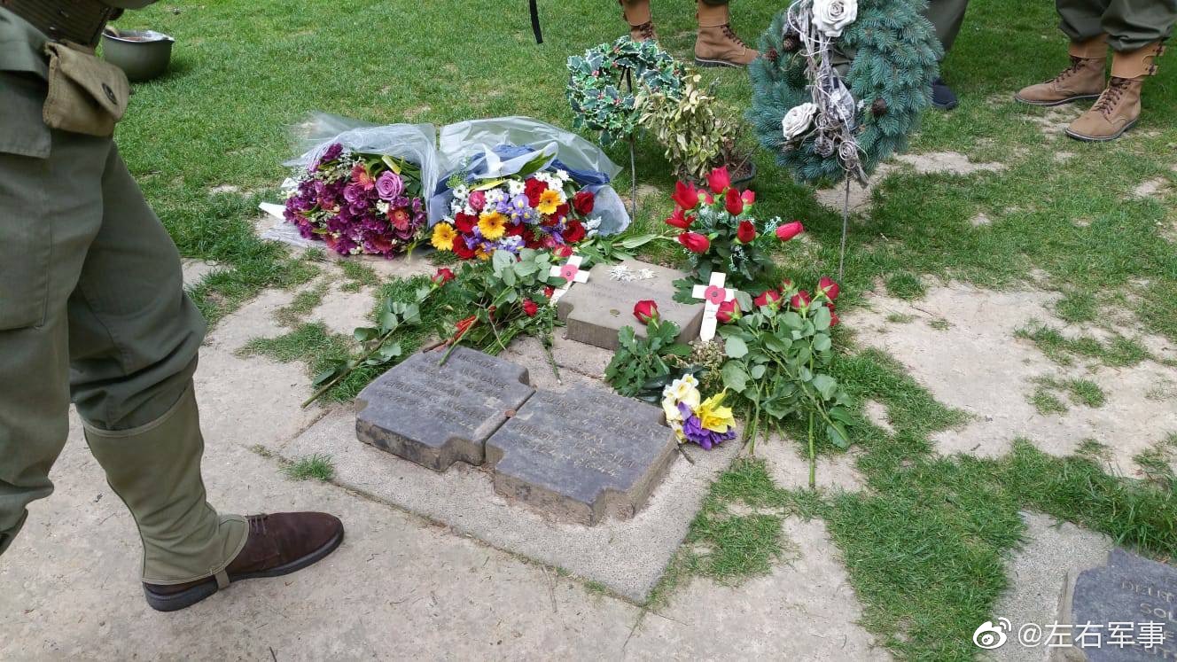 几天前的诺曼底登陆纪念日时民众们在魏特曼的墓地放的鲜花