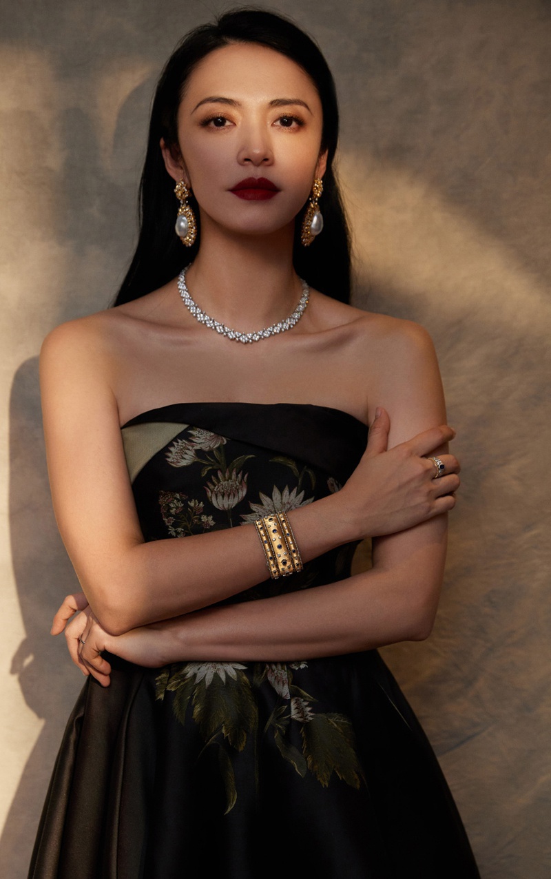 姚晨 一身黑色刺绣抹胸裙,气质优雅