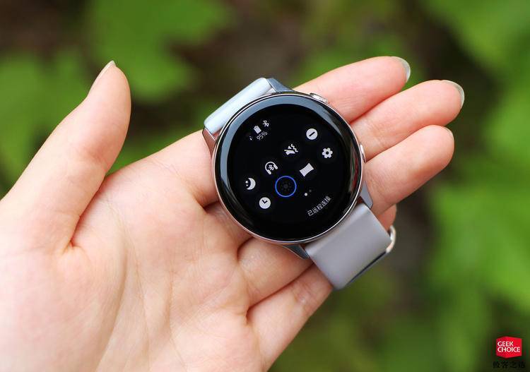 三星galaxy watch active 体验:1599 元,更小巧时尚的设计