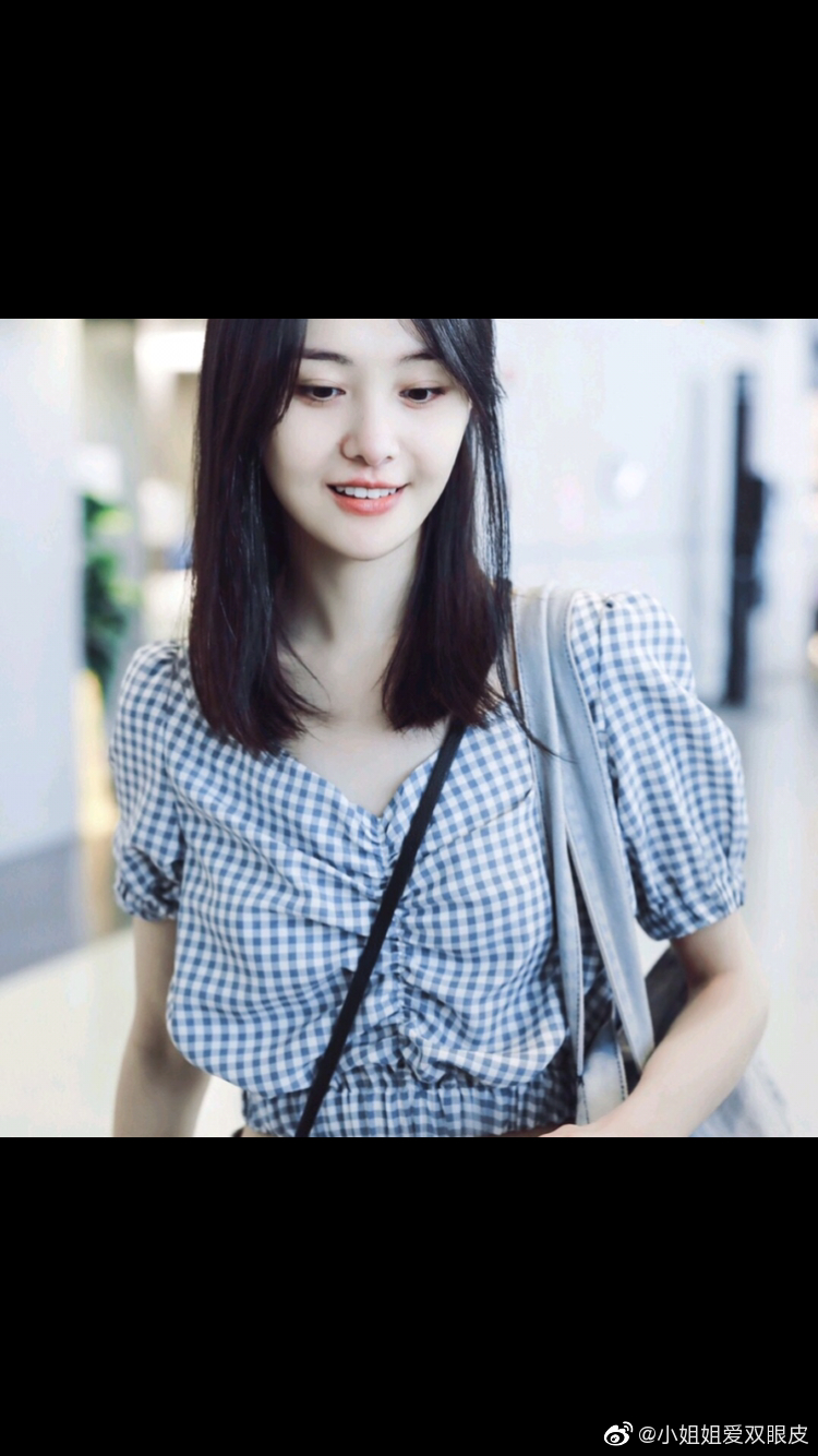 郑爽的眼睛是一直比较好看的平行双眼皮,之前大方承认自己整形