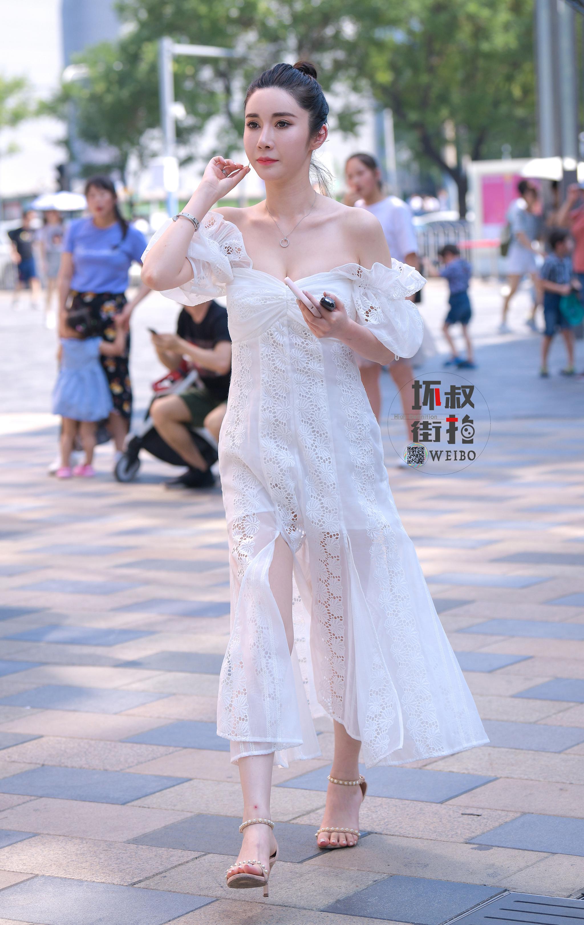 美丽白皙的长裙小姐姐