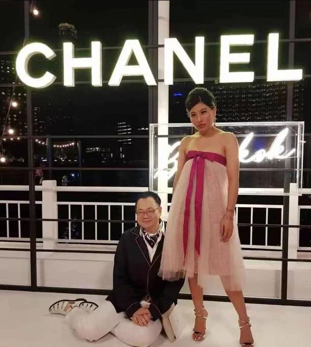 国外还是有着很多国家是有着皇室的,而他们也是受到了自己子民的爱戴