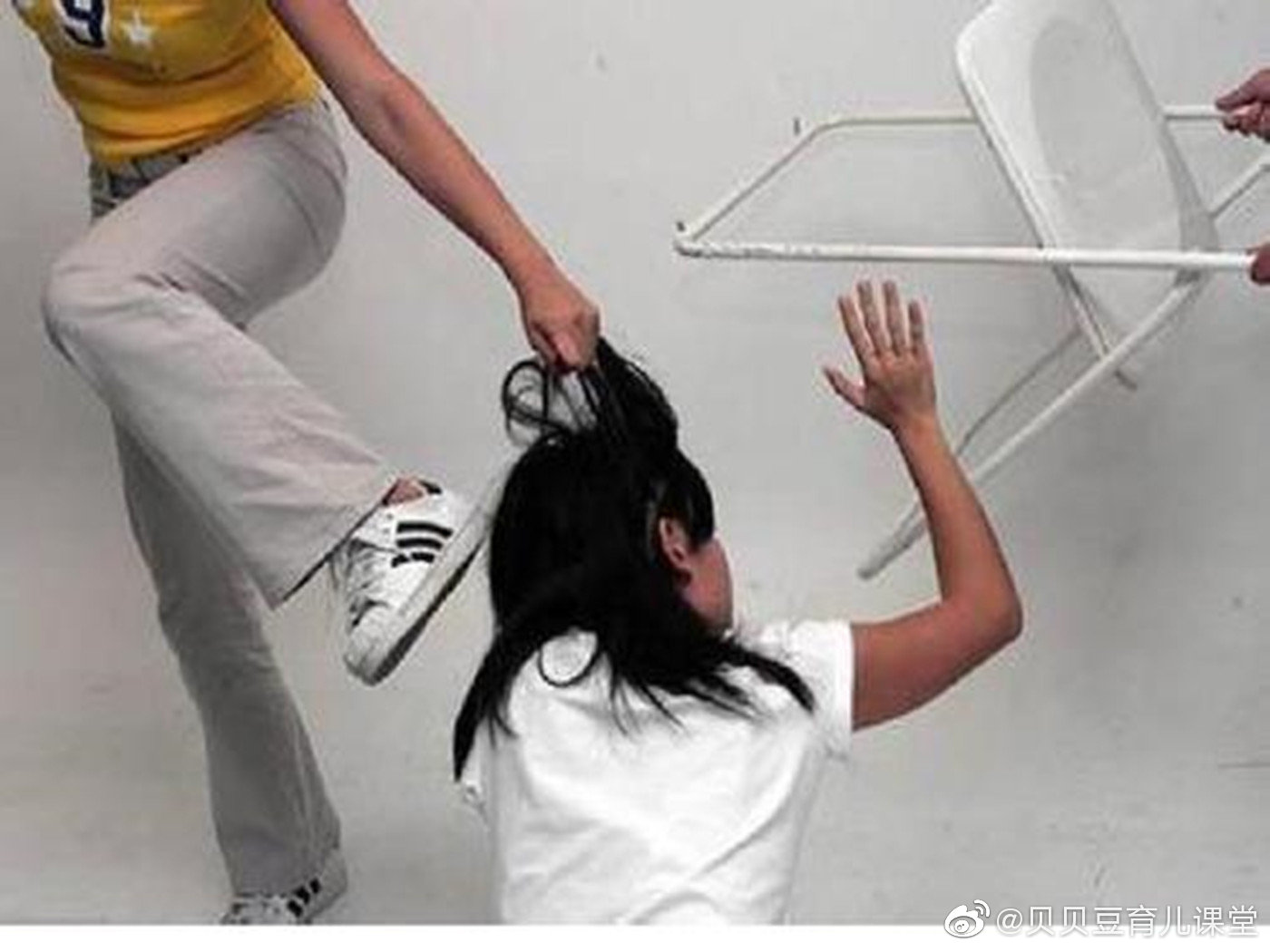 昨天在新闻上又看到一起未成年人霸凌事件一群女生狂扇一女生巴掌