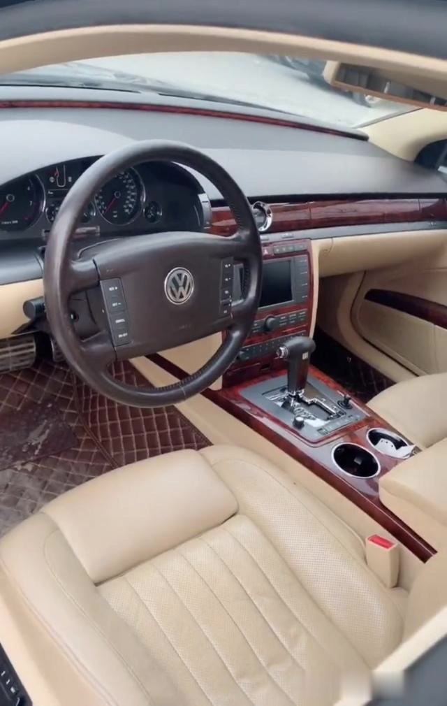 偶遇240万顶配大众辉腾,w12标识太拉风,网友:内饰帕萨特没法比