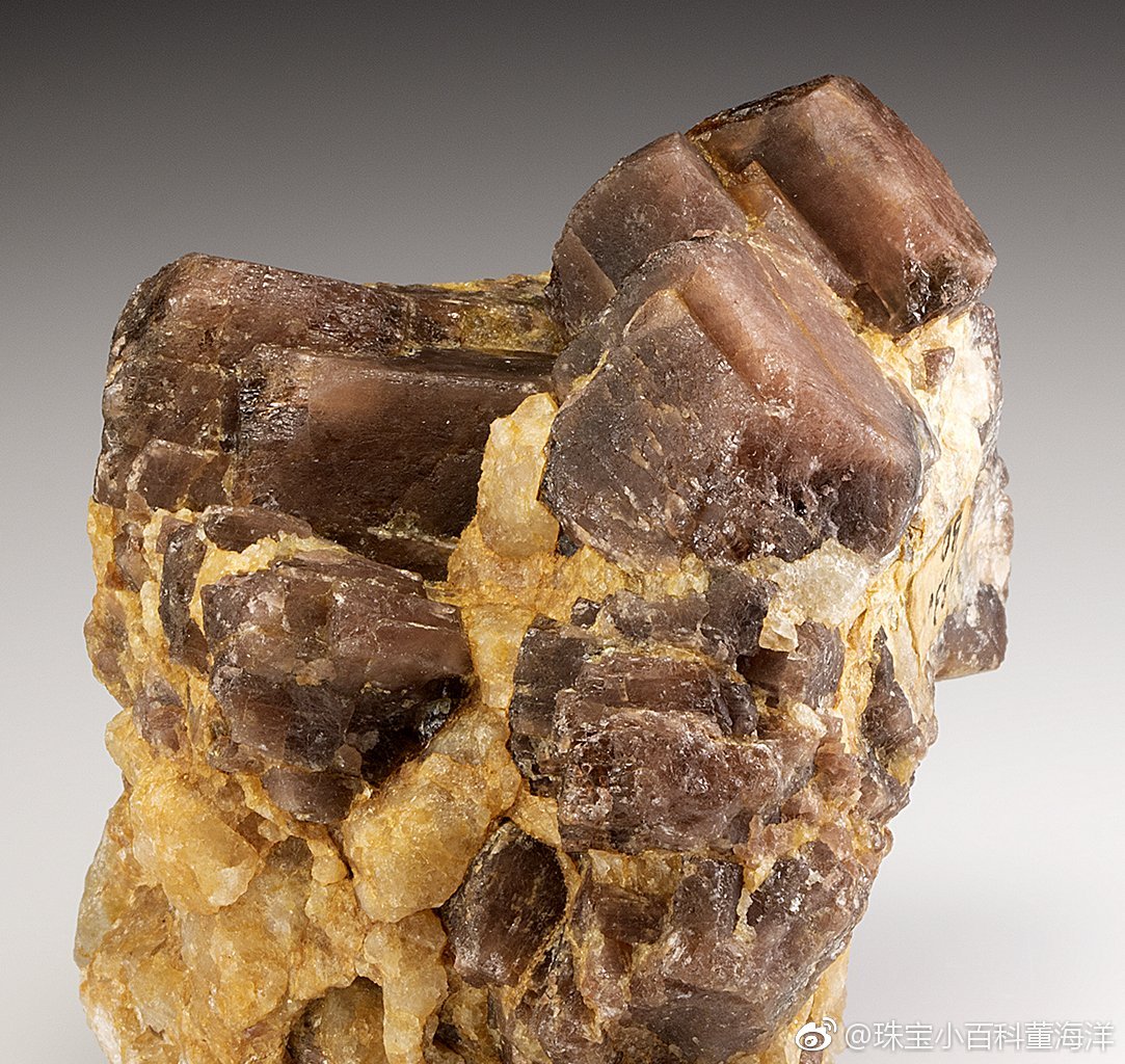 红柱石其英文名称(andalusite)来自矿物的首次发现地——西班牙的安达