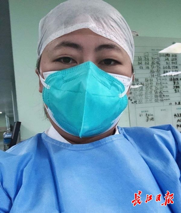 李勇是中百超市首义中心店经理,下辖有19个门店,疫情期间,他成为同事