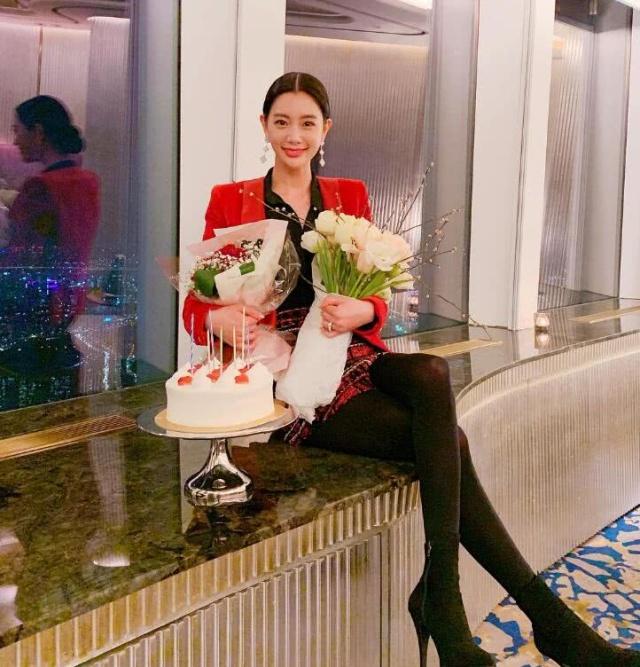 甜笑秀长腿,结婚冲喜后回归娱乐圈|克拉拉|李成敏|庆生_新浪新闻