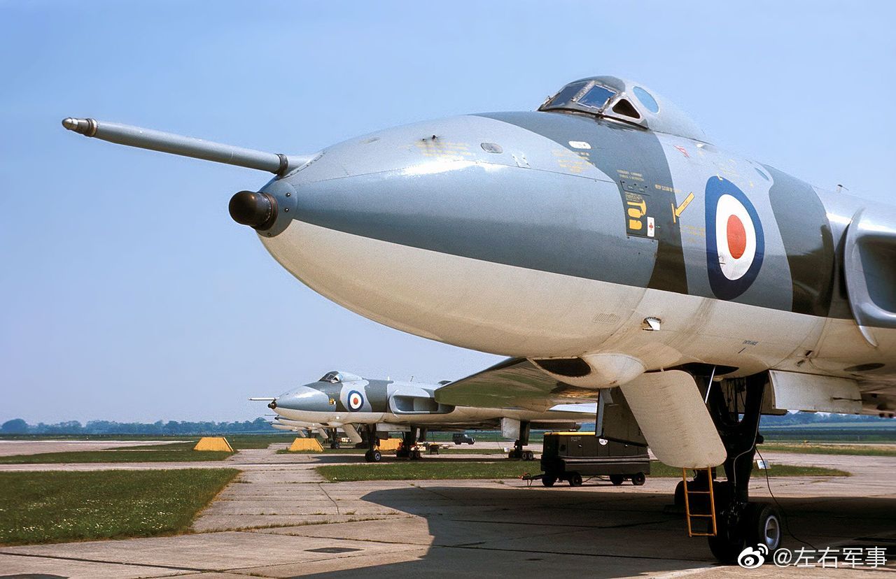 轰炸机(1963年7月开始使用的官方名称:霍克西德利火神式),是英国皇家