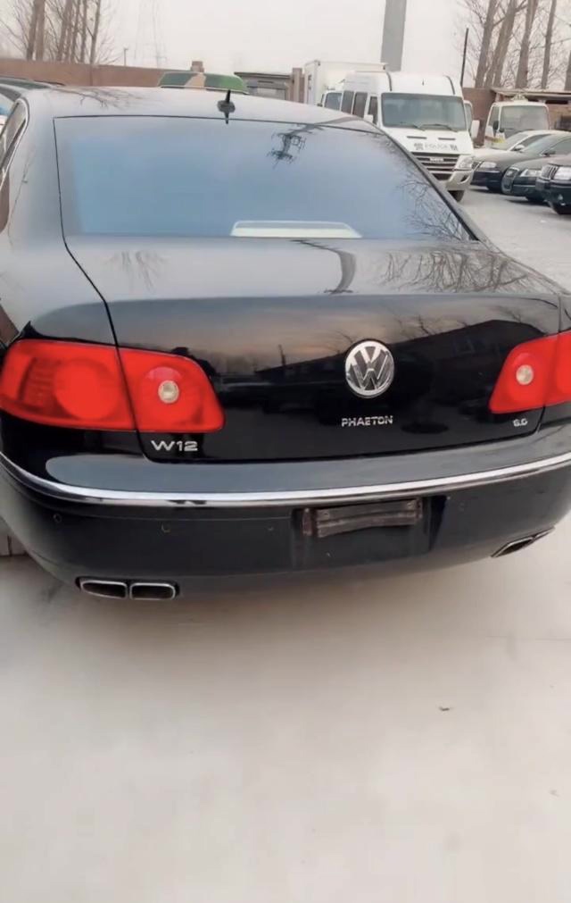 偶遇240万顶配大众辉腾,w12标识太拉风,网友:内饰帕萨特没法比