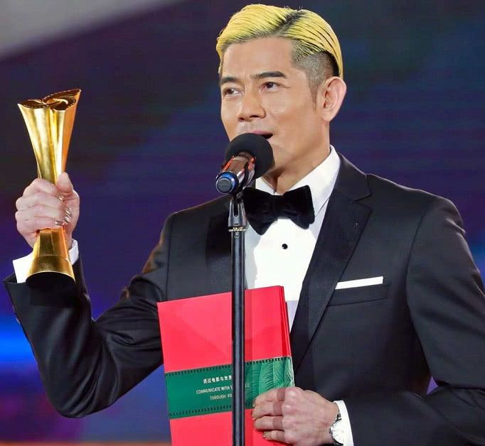 郭富城现身电影节,一头金发引起争论,手指甲更加让人无法忍受