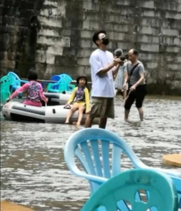 蔡少芬挺三胎孕肚，跟张晋回老家，与亲戚“水上打牌”超接地气