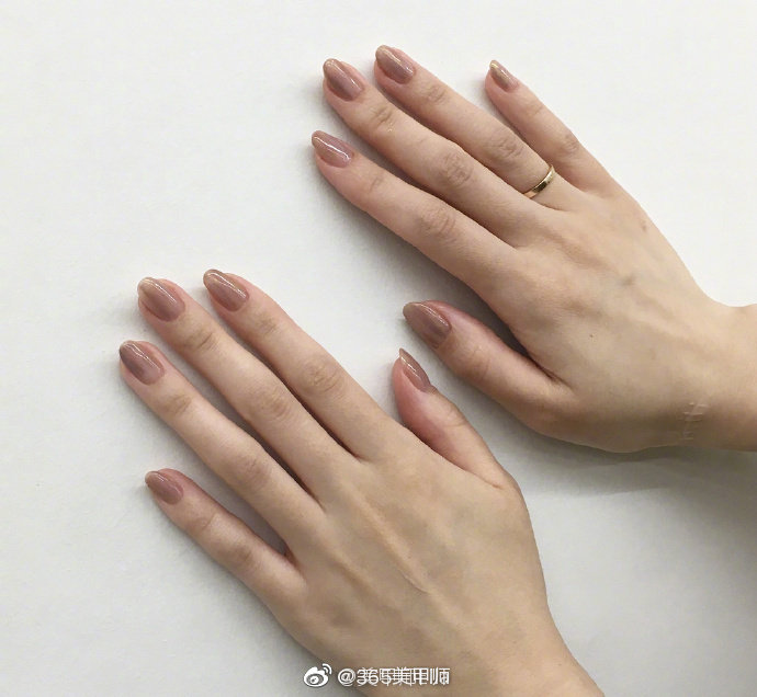 简约大气的秋季纯色美甲款.